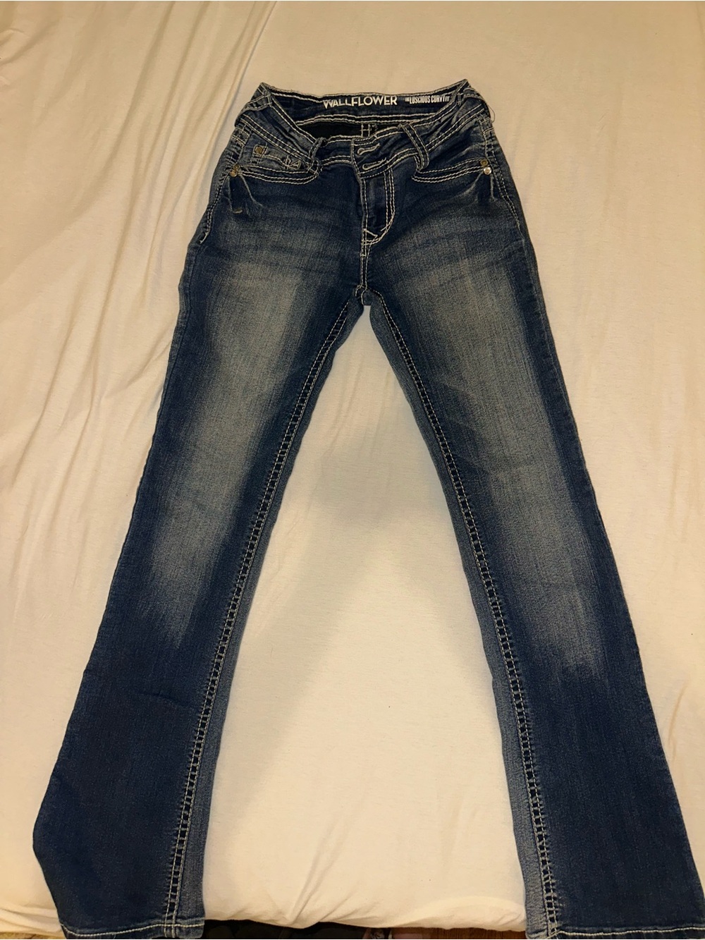 Wallflower Women’s Medium Wash Bootcut Jeans in Blue